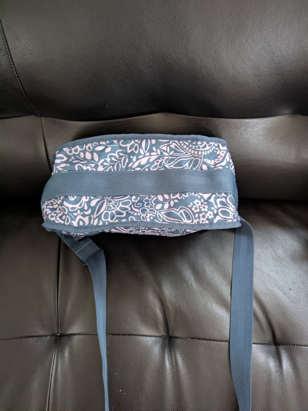LeSportsac Classic Hobo/Crossbody Bag with a coordinating pouch - Picture 5 of 8